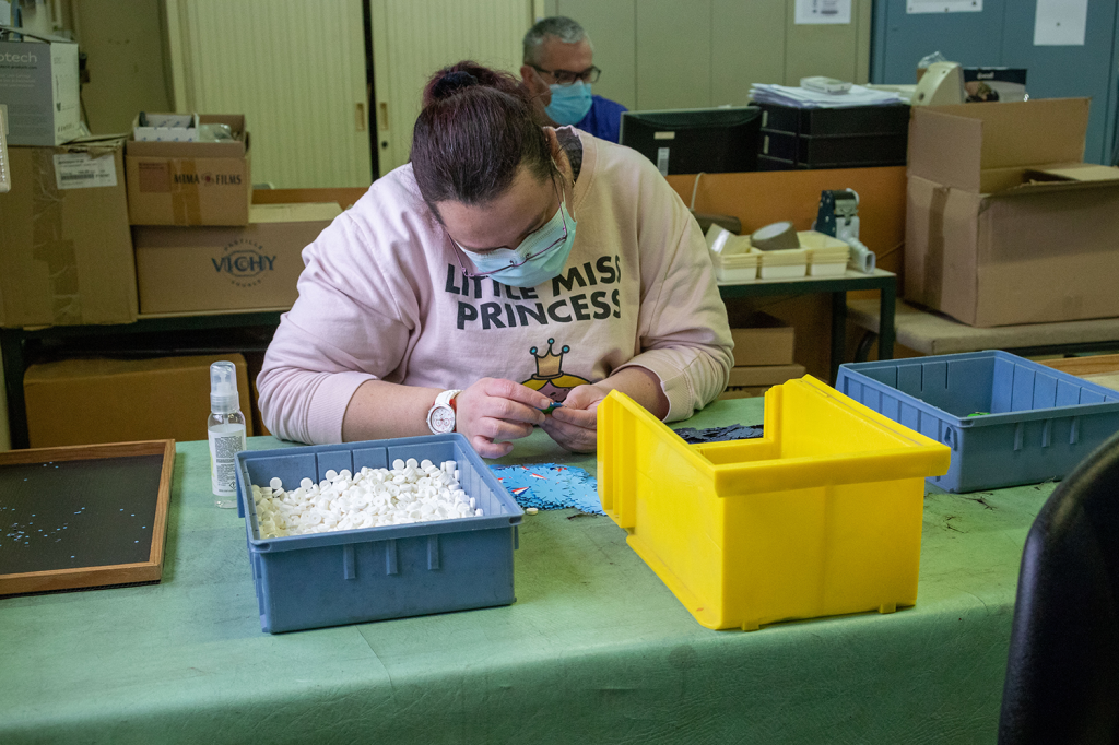 Une employée de l'ESAT en plein travail.
